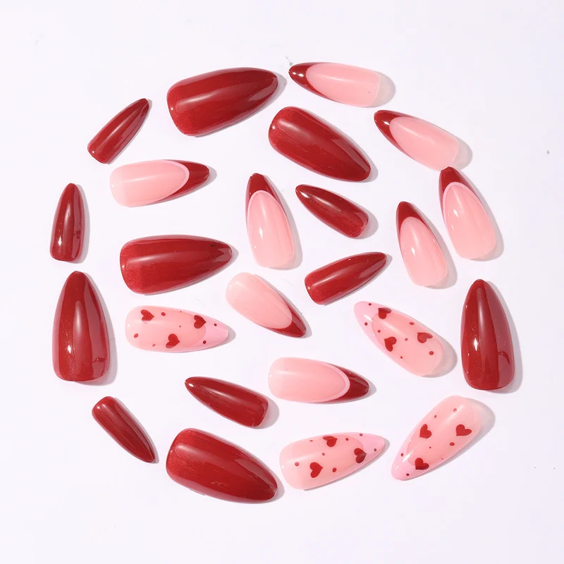 Kunstnagelset mit eleganten Herz-Akzenten und Glanz Karnz