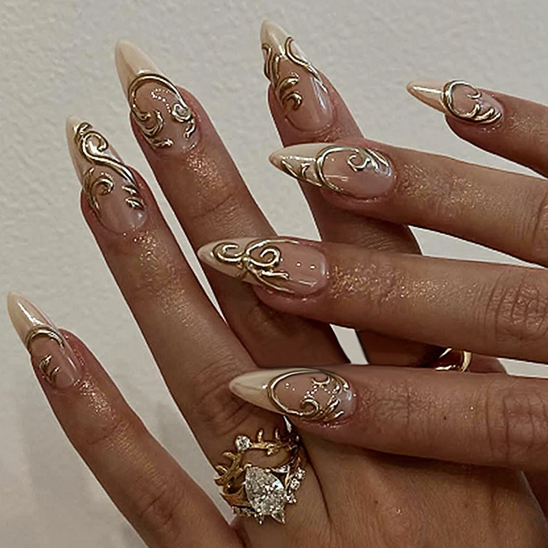 Kunstnagelset mit eleganten goldenen Verzierungen Karnz