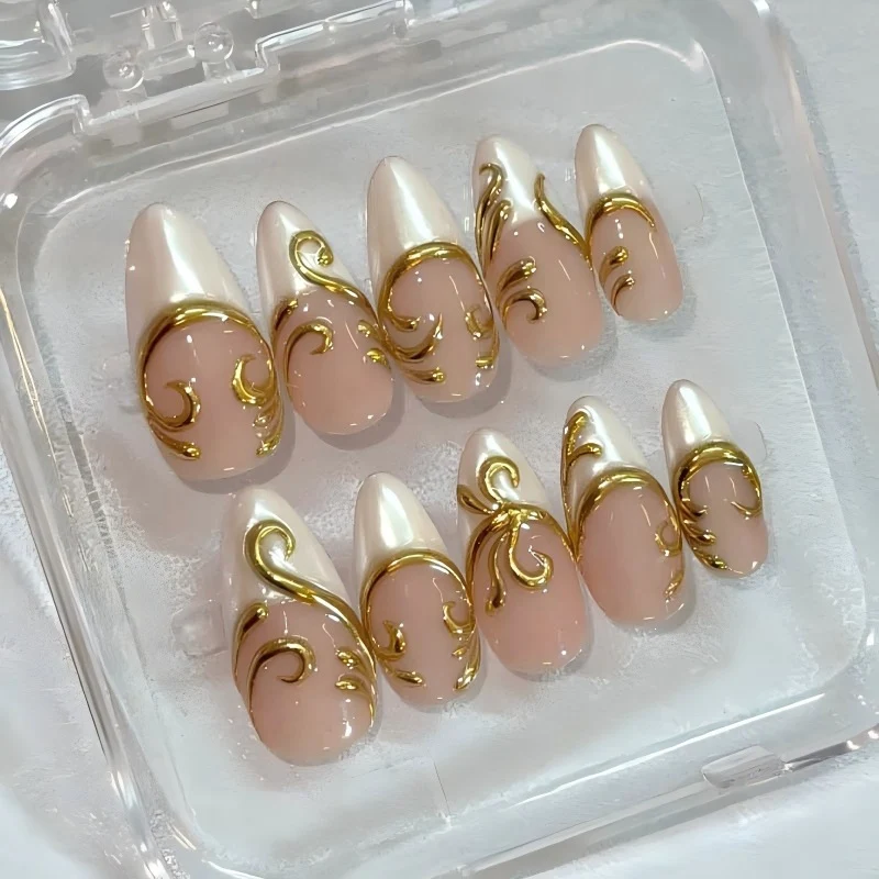 Kunstnagelset mit eleganten goldenen Applikationen Karnz