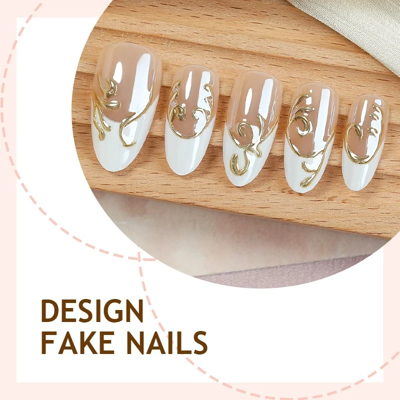 Kunstnagelset mit eleganten goldenen Applikationen Karnz