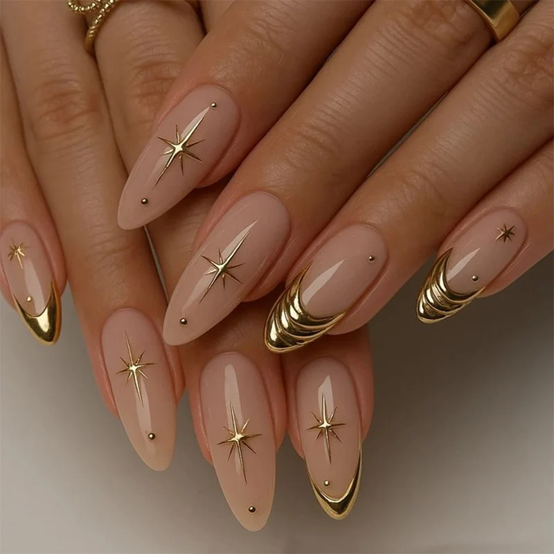 Kunstnagelset mit eleganten goldenen Akzenten und funkelnden Sternen Karnz