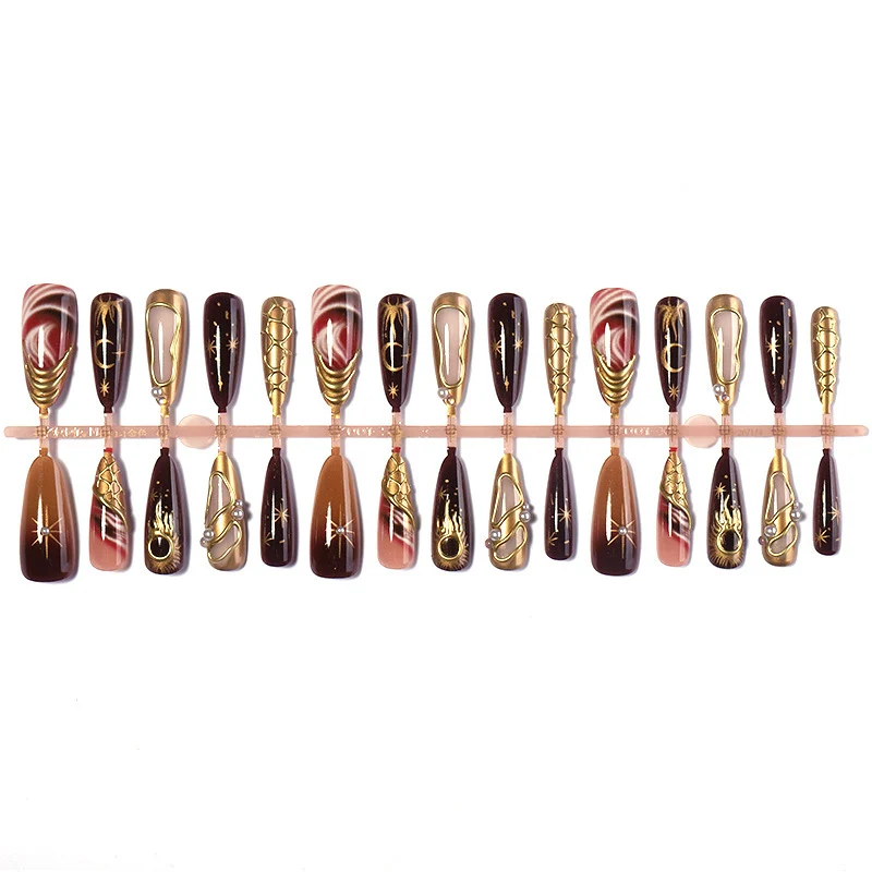 Kunstnagelset mit eleganten Goldakzenten und einzigartigen Designs Karnz