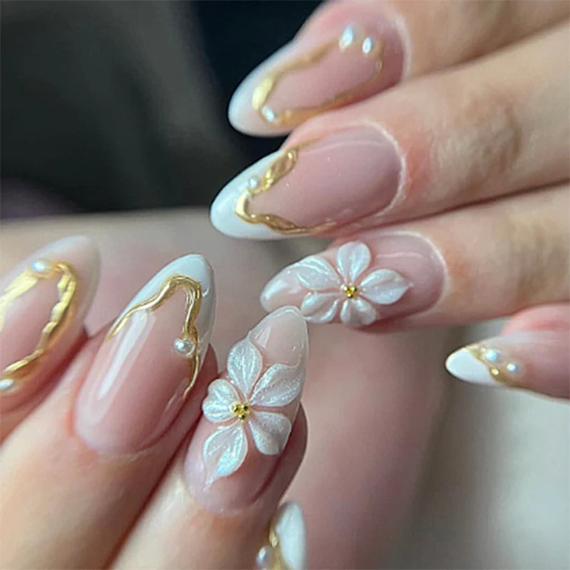Kunstnagelset mit eleganten Goldakzenten und Blumendekoren Karnz
