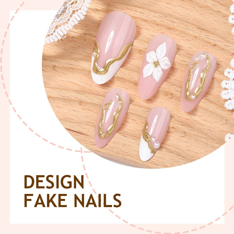 Kunstnagelset mit eleganten Goldakzenten und Blumendekoren Karnz