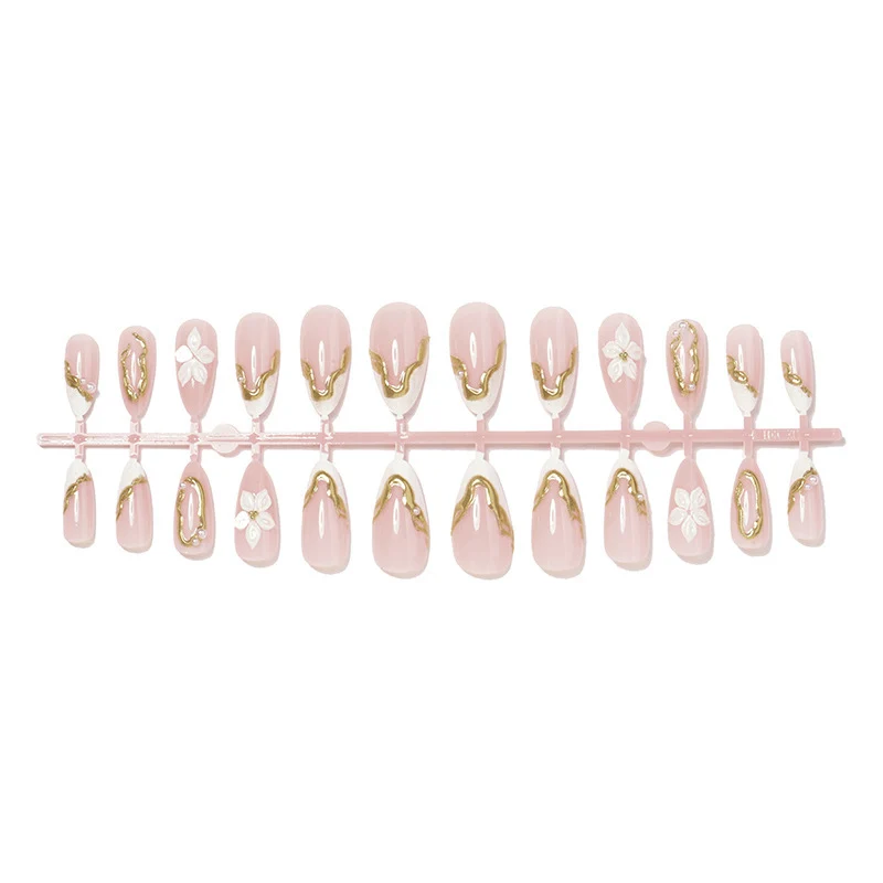 Kunstnagelset mit eleganten Goldakzenten und Blumendekoren Karnz
