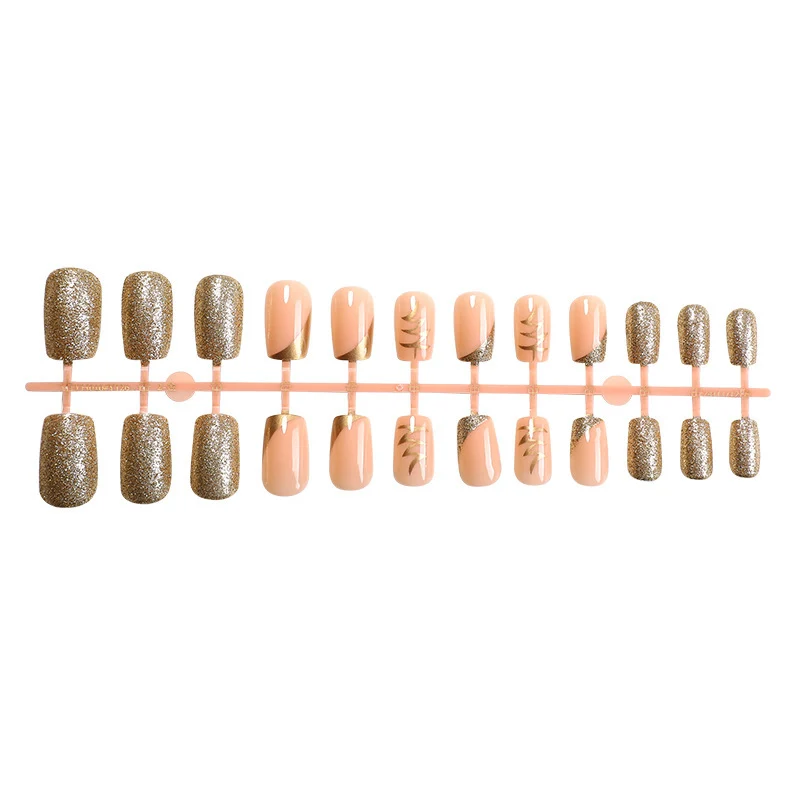 Kunstnagelset mit eleganten Goldakzenten Karnz