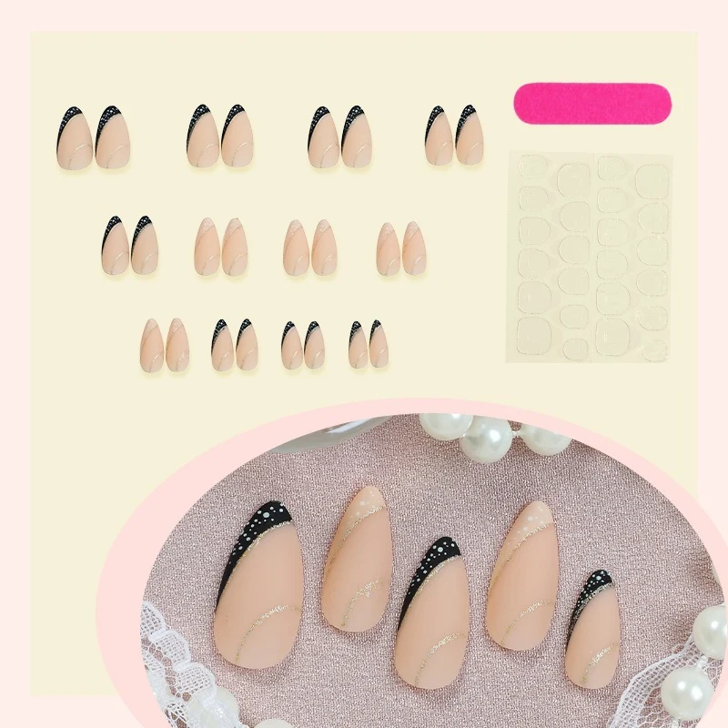 Kunstnagelset mit Eleganten Gold- und Silberakzenten Karnz