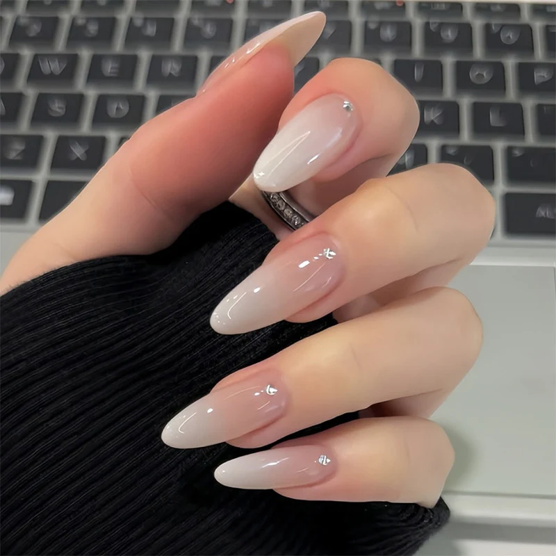 Kunstnagelset mit eleganten Glitzerverzierungen Karnz