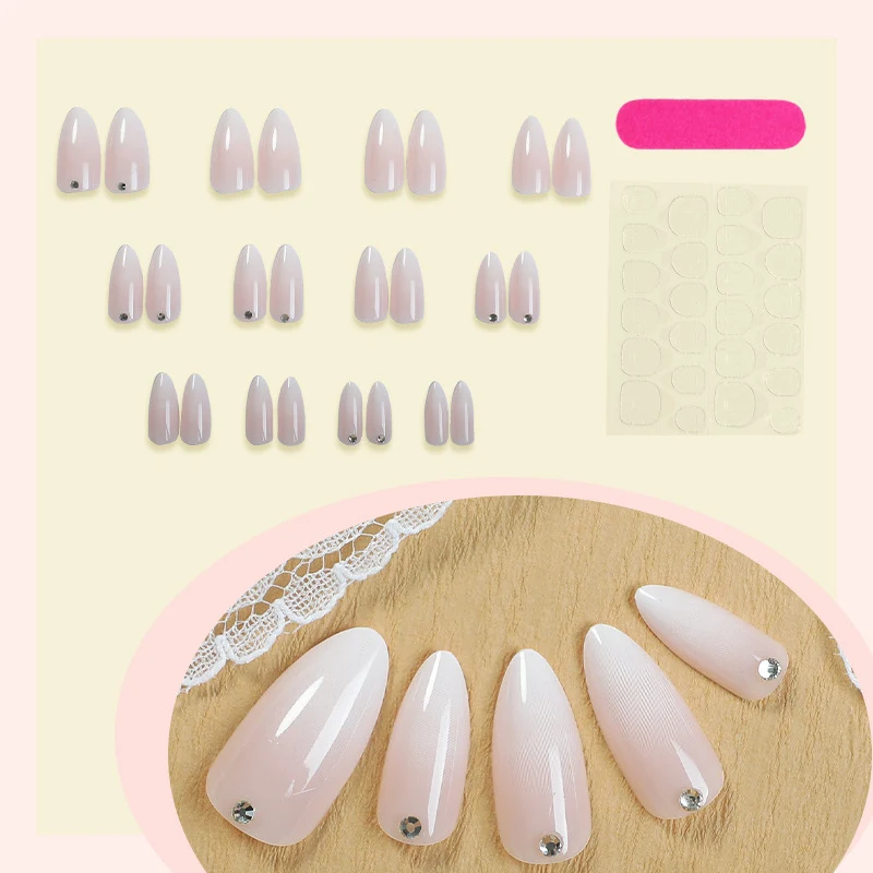 Kunstnagelset mit eleganten Glitzerverzierungen Karnz