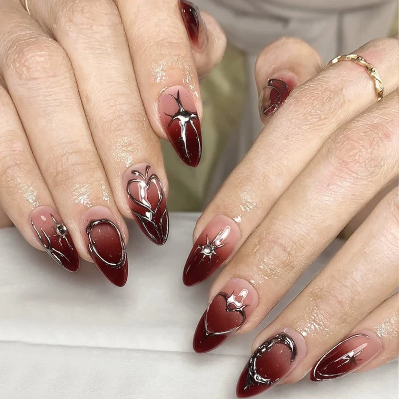 Kunstnagelset mit eleganten Glitzerakzenten und floralen Details Karnz