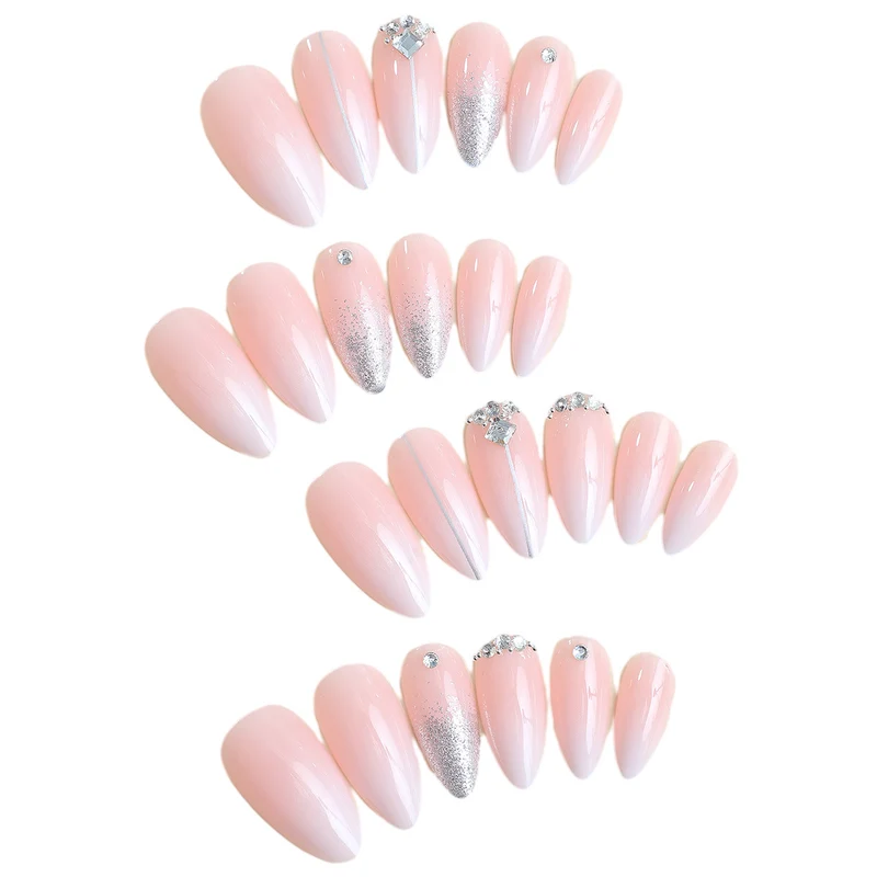 Kunstnagelset mit eleganten Glitzerakzenten Karnz
