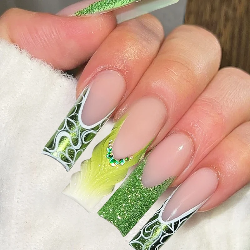 Kunstnagelset mit eleganten Glitzer- und spezifischen Designs Karnz
