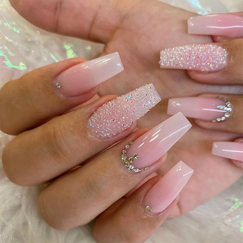 Kunstnagelset mit eleganten Glitzer- und Blütenverzierungen Karnz