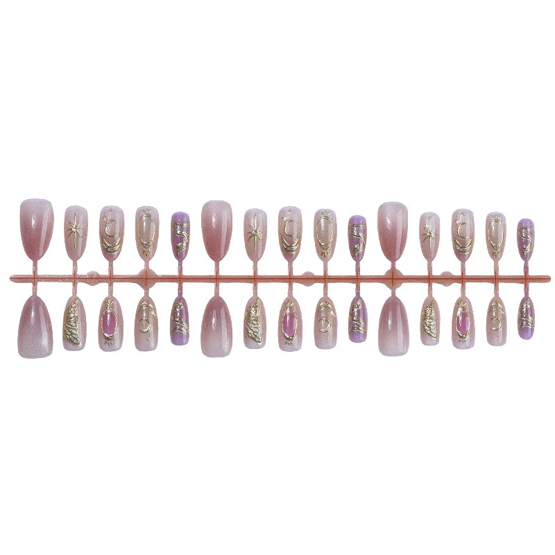 Kunstnagelset mit eleganten Glitzer- und Blumenapplikationen Karnz