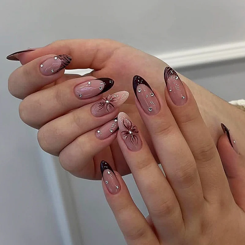 Kunstnagelset mit eleganten Glitzer- und Blumenakzenten Karnz