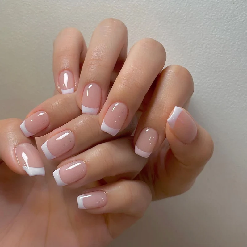 Kunstnagelset mit eleganten French-Tipp Verzierungen Karnz