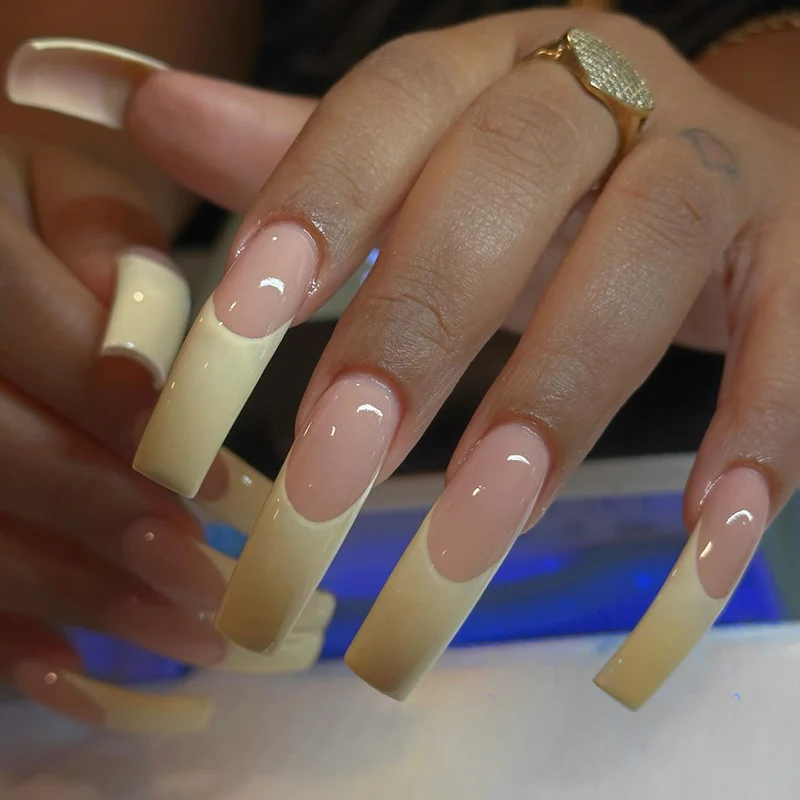 Kunstnagelset mit eleganten französischen Spitzen Karnz