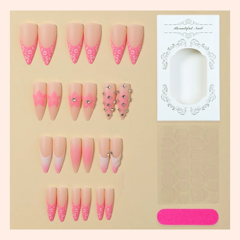 Kunstnagelset mit eleganten floralen Verzierungen und Glamourösen Akzenten Karnz