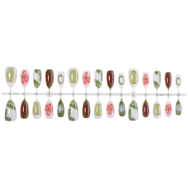 Kunstnagelset mit eleganten floralen und goldenen Akzenten Karnz